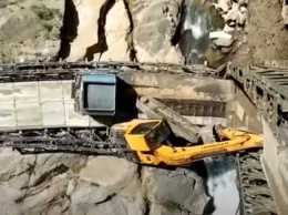 В Индии грузовик обрушил мост через ущелье. Видео