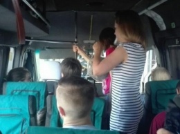 В Мелитополе водитель маршрутки на Бердянск берет на борт пассажиров без масок и стоя