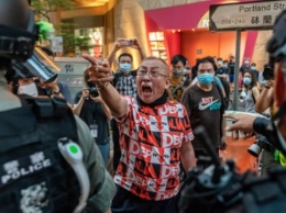 Слезоточивый газ и аресты - в Гонконге снова протестуют