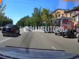 В Мелитополе таксист-беспердельщик ездит по встречке с пассажирами (видео)