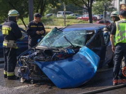 В Днепре на Космической лоб в лоб столкнулись BMW и Mazda: от удара один из водителей вылетел из машины