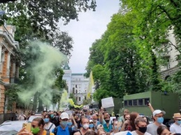 Колонна митингующих за отставку и. о. министра образования Шкарлета пришла на Банковую