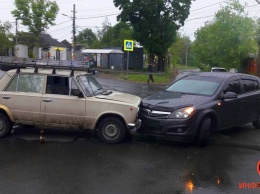В Днепре на улице Казацкой столкнулись ВАЗ и Opel: нужна помощь свидетелей