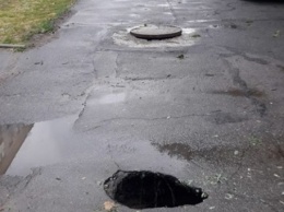 В результате вчерашней стихии на Бериславском шоссе открылся "вход в подземелье"