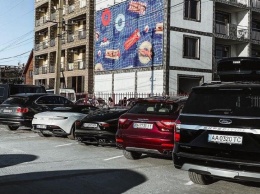 Под Одессой заметили парковку с элитными автомобилями, фото