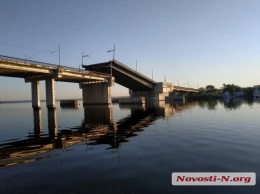 В Николаеве мост начал жить собственной жизнью: движение заблокировано