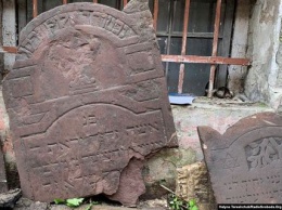 Во дворе бывшего НКВД во Львове нашли десятки надгробных еврейских плит