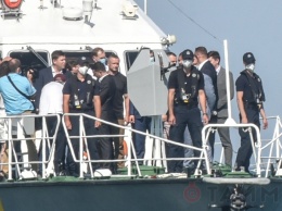 Зеленский осмотрел Delfi с борта военного катера: до 20 июля танкер с пляжа скорее всего не уберут