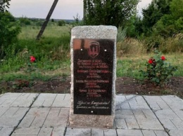 На Луганщине памятники воинам АТО разрисовали свастиками