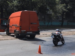 В Днепре на проспекте Хмельницкого микроавтобус сбил мотоциклиста: остановилось движение трамваев
