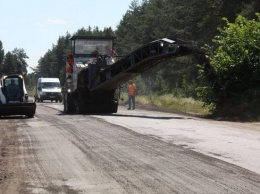 На Луганщине ремонтируют дорогу между Кременной и Рубежным