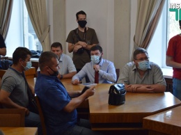 В мэрии Николаева решали, как урегулировать проблему с большегрузами. Местные жители ситуацию назвали «позором» (ФОТО, ВИДЕО)