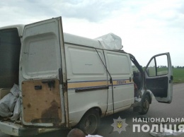 В Полтавской области подорвали автомобиль "Укрпошты" и украли 2,5 млн грн