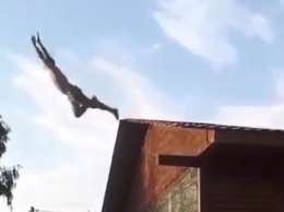 В Черкасской Лозовой мужчина прыгнул в воду с опасной высоты (видео)