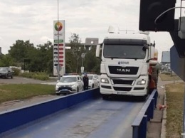 Под Киевом поймали водителя фуры с рекордным 22-тонным перегрузом