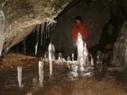 Туристов зовут в самую большую пещеру Украинских Карпат - "Дружбу"