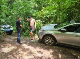 Полицейские вытащили из ямы машину туристов и вывели из леса пожилую женщину