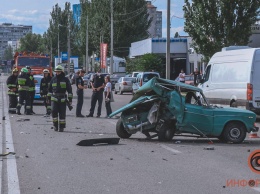 В Днепре на Маршала Малиновского столкнулись BMW и ВАЗ: пострадали мужчина и 4-летний ребенок