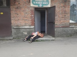 На Львовщине пьяная пара отличилась срамотой прямо на ступеньках