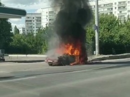В Харькове во время движения загорелся легковой автомобиль: машина полностью сгорела, - ВИДЕО