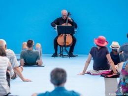 В Германии виолончелист дал концерт на дне бассейна (фото)