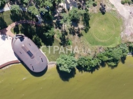 Достроил вертолетную площадку и дебаркадер. "Страна" публикует фото и видео имения мэра Киева Кличко