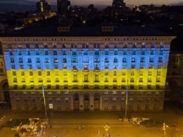 Здание КГГА в честь тридцатой годовщины поднятия украинского национального флага подсветили цветами флага