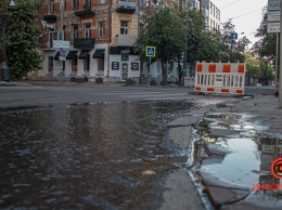 Из-за прорыва канализации в Днепре затопило улицу Челюскина