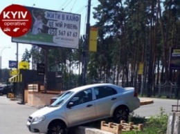Под Киевом водитель забыл о "ручнике" - все завершилось эпичной аварией (фото)