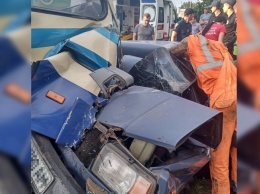 В Днепре легковушка столкнулась с пассажирским автобусом «Днепр-Каменское»: есть пострадавшие (ФОТО)