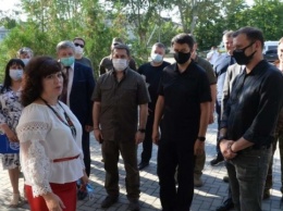 Разумков посетил на Луганщине школу и физкультурный центр