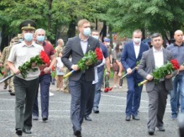 На Аллее памяти у Днепропетровской ОГА почтили погибших под Шахтерском героев (ФОТОРЕПОРТАЖ)