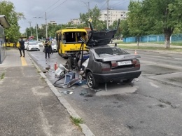 В Киеве на Лесном массиве в результате ДТП горело авто с людьми внутри
