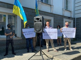 Митинг под АМПУ: активисты потребовали вывести из Ильичевска российские буксиры