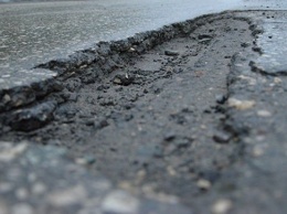 Берегите ноги и авто: на одной из улиц Запорожья провалился асфальт (ФОТО)