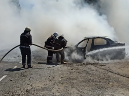 Под Харьковом огонь уничтожил машину (фото)