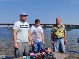 В воде на середине Днепра провели пресс-конференцию об его обмелении