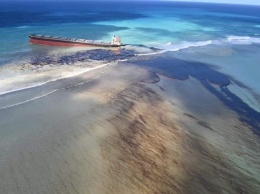 Кораблекрушение у Маврикия: в океан утекли тонны нефти