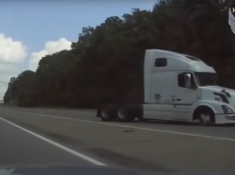 В США водитель грузовика устроил гонки с полицией по оживленной трассе (ВИДЕО)