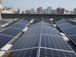 В Киеве на крыше троещинской высотки установили самую большую в Украине солнечную батарею (фото)