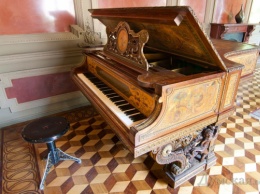Самые интересные музыкальные инструменты Одессы: нарядный рояль Листа, молчаливая фисгармония, синема-орган, цитра и бассетгорн