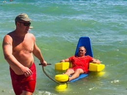 В Черноморске оборудовали безбарьерный пляж для людей с инвалидностью: там выдают плавающие коляски