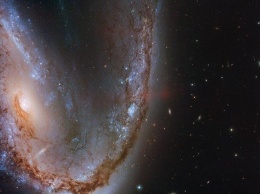 "Мясной крюк": Хаббл сфотографировал впечатляющую галактику