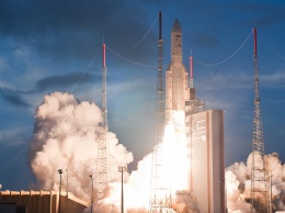 Ракета Ariane 5 вывела на орбиту три спутника, одни из которых - буксир для других спутников