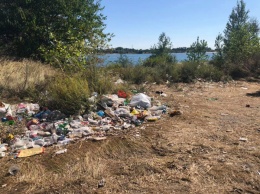 Голубое озеро в Каменском превратили в мусорную свалку (ФОТО.ВИДЕО)