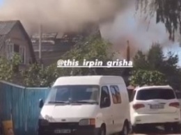 Под Киевом вспыхнул мощный пожар - черный дым застилает все вокруг (видео)