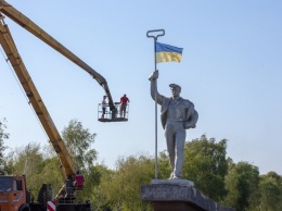 На мариупольском Стелеваре впервые в истории вывесили украинский флаг, - ФОТО