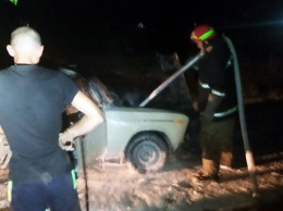 Под Днепром на дороге сгорел автомобиль