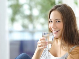 Нужно ли пить воду по утрам: риски и польза
