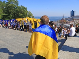 Потемкинскую лестницу накрыли огромным государственным флагом: в гости на фестиваль приехали Сенцов и Вакарчук